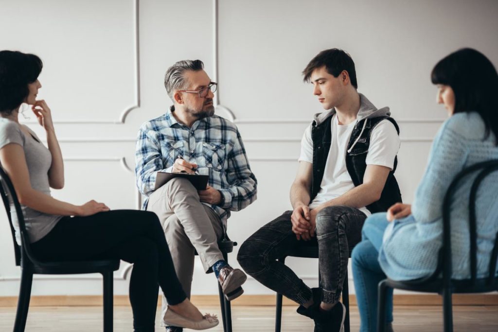 a group of people discuss attending an alcohol detox center in los angeles